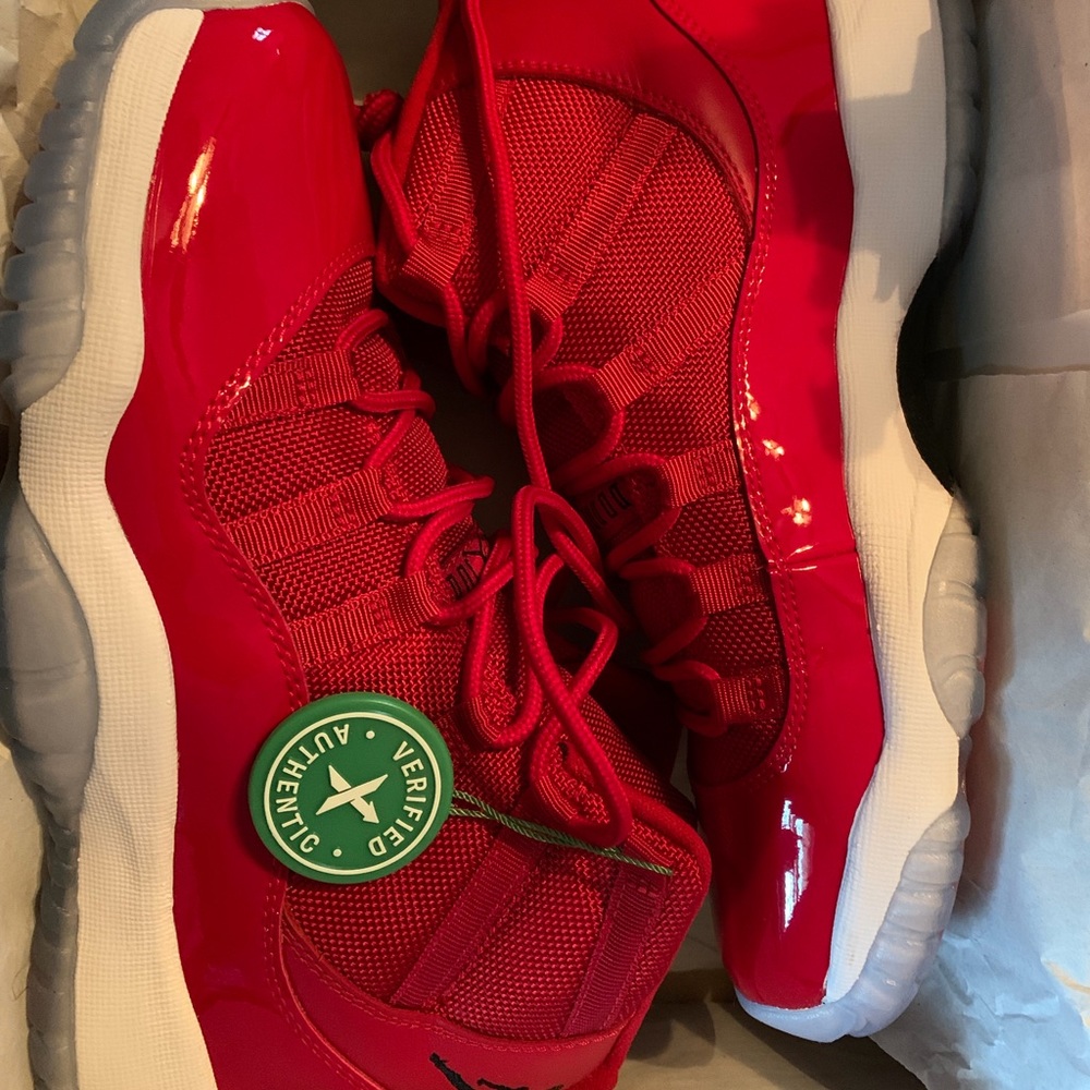 Jordan 11’s red and white 6.5